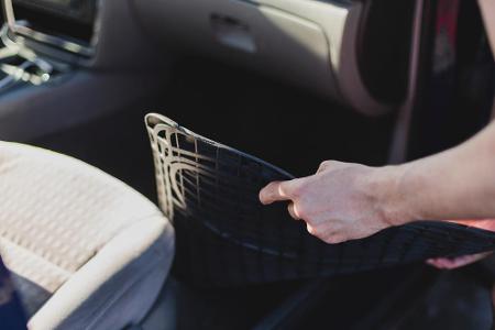 Zuerst sollten die Matten und Teppiche aus dem Auto genommen werden. Die sind wahre Staubfänger und meist sehr schmutzig. Si...