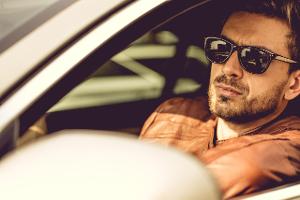 Warum Autofahrer die falsche Sonnenbrille ein Bußgeld kosten kann