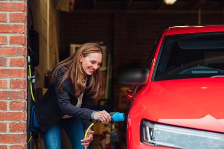 E-Auto laden an Steckdose