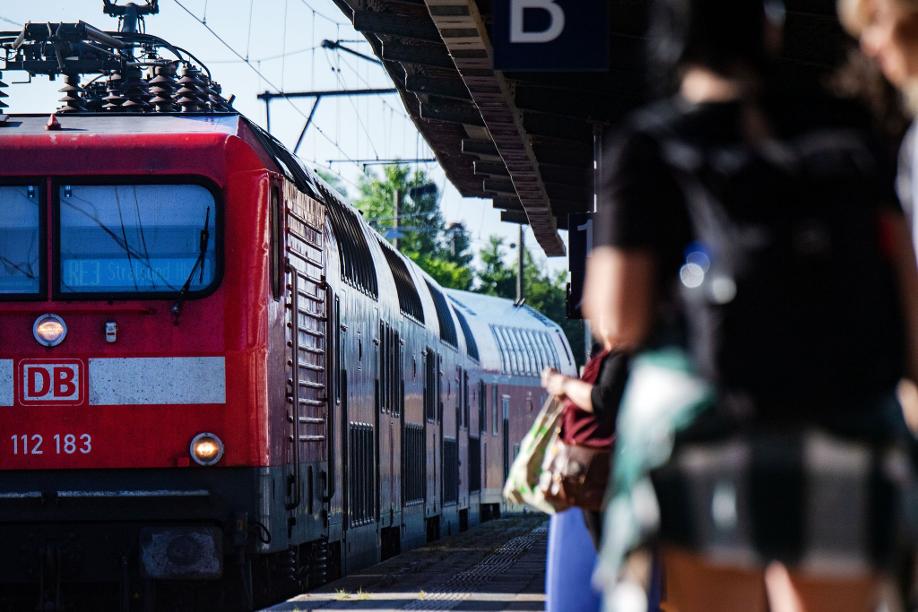 Schiene statt Straße: Im ersten Monat des vergünstigten Tickets sind mehr Menschen in Deutschland mit der Bahn gereist.