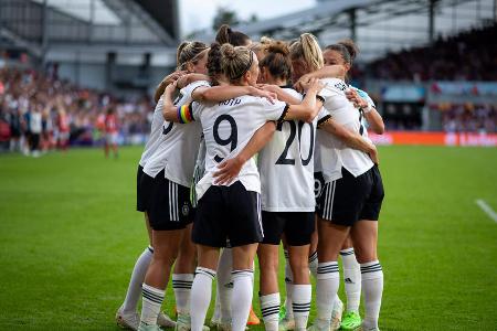 Deutschland vs. Dänemark: Noten und Einzelkritik - Am Freitagabend startete die deutsche Frauen-Nationalmannschaft mit einem 4:0-Galasieg in die Europameisterschaft. Gegen Dänemark überzeugte das Team von Bundestrainerin Martina Voss-Tecklenburg im Kollektiv mit viel Tempo und Spielfreude. Alle DFB-Stars in der Einzelkritik: Deutschland vs. Dänemark: Noten und Einzelkritik - Am Freitagabend startete die deutsche Frauen-Nationalmannschaft mit einem 4:0-Galasieg in die Europameisterschaft. Gegen Dänemark überzeugte das Team von Bundestrainerin Martina Voss-Tecklenburg im Kollektiv mit viel Tempo und Spielfreude. Alle DFB-Stars in der Einzelkritik: