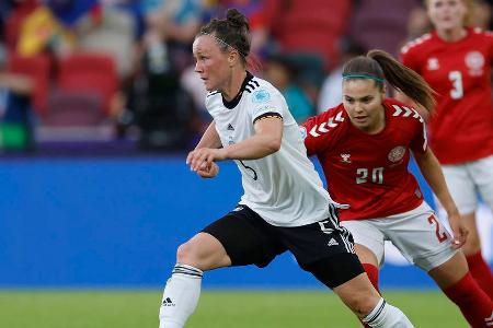 Marina Hegering (VfL Wolfsburg) - Note: 2,0 - Verteidigte mit klugem Kopf und antizipierte die Ideen der Däninnen aufmerksam. Gewann selbst schwierige Zweikämpfe teilweise mit Leichtigkeit. Reagierte zudem auf Fehler der Kolleginnen handlungsschnell. Mit dem Ball am Fuß mit leichten Schwächen.