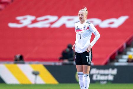 Lea Schüller (FC Bayern) | bis 61. | - Note: 2,0 - Lauerte in Mittelstürmerposition auf verwertbare Zuspiele, fand aber erst mit der Führung im Rücken wirklich ins Spiel. Sorgte dann mit temporeichen und uneigennützigen Aktionen häufig für Gefahr. Ließ eine Top-Chance aus (45.), stellte nach Eckball dann aber auf 2:0 (58.). Gegen den Ball stets sehr fleißig.