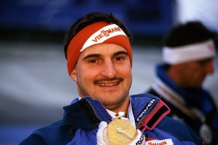 Rodel-Gold - Nur hundert Tage nach einer Bandscheibenoperation holt Georg 'Schorsch' Hackl im Januar '97 Gold bei den Rennrodl-Weltmeisterschaften im österreichischen Igls.