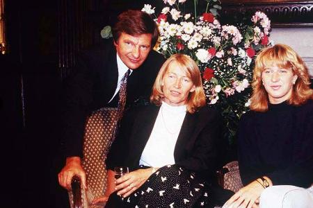Gefängis - oder doch nicht? - Im gleichen Monat wird Peter Graf, der Vater von Tennis-Ikone Steffi Graf, in Mannheim wegen Steuerhinterziehung zu fast vier Jahren Haft verurteilt. Zwölf Millionen Mark soll er hinterzogen haben. Er kommt dennoch auf Kaution frei.