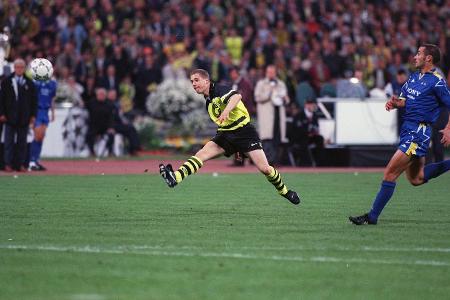 Deutscher Fußball-Doppelerfolg - 'Ricken! Lupfen jetzt ...': Im Mai krönt sich Borussia Dortmund mit einem 3:1-Erfolg im Finale zum Champions-League-Sieger, Revierklub-Rivale Schalke 04 wird bereits eine Woche vorher UEFA-Cup-Sieger.