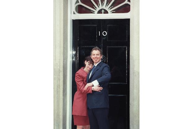Politische Veränderung - Auch politisch tut sich einiges: Tony Blair und seine Labour-Partei erringen im gleichen Monat einen haushohen Sieg in Großbritannien. Mit dem Wahlerfolg von Labour wird die 18-jährige Herrschaft der Konservativen beendet, Premierminister John Major muss seinen Hut nehmen.