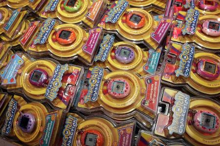 Kids in heller Aufruhr - Im Frühjahr erobern erst die Teletubbies den Kinder-Kanal im TV, im Sommer kommt schließlich als Spielzeug für die Größeren das Tamagotchi, ein Elektronikspielzeug aus Japan, dazu.