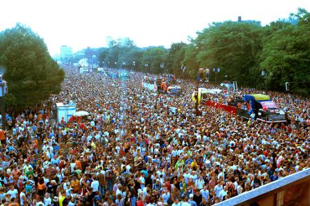 Hauptstadt platzt aus allen Nähten - Im Juli feiern in Berlin über eine Million Raver die Love-Parade.