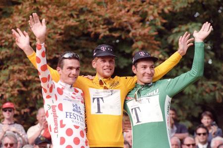 Ulle sorgt für Euphorie - Im gleichen Monat darf auch Jan Ullrich jubeln. Der damals 23-Jährige gewinnt als jüngster Sieger die Tour de France und entfacht ein Radsport-Feuer in Deutschland.