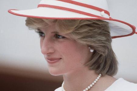 Trauer in England - Ende August stirbt Prinzessin Diana bei einem Autounfall. Das britische Königreich trauert. Rund zwei Wochen später findet die Beisetzung von Lady Di vor einem weltweiten Millionenpublikum im Fernsehen statt.