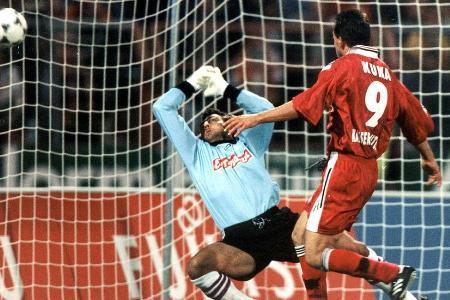 Der Grundstein fürs Wunder - Kurz vor Federers Debüt im ATP-Ranking führt der 1. FC Kaiserslautern die Tabelle der Fußball-Bundesliga nach einem 4:2-Auswärtserfolg beim Karlsruher SC an. Am Ende der Saison wird der FCK als Aufsteiger direkt Meister werden.