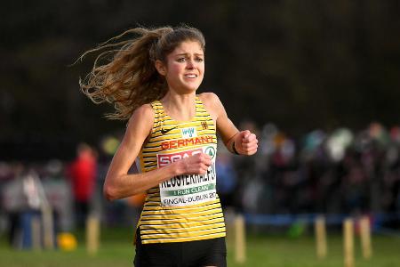 Konstanze Klosterhalfen (Langstrecke) - Für Deutschlands beste Mittel- und Langstrecklerin ist es quasi eine Heim-WM - Klosterhalfen hat ihren Trainingsschwerpunkt vor dreieinhalb Jahren nach Oregon verlegt. Nach einem schwierigen Olympiajahr 2021 kommt die WM-Dritte von 2019 über 5000 m wieder besser in Schwung. Das weltweite Niveau auf den langen Stadionstrecken ist aber brutal stark geworden - eine erneute Medaille sollte man von Klosterhalfen nicht zwingend erwarten.