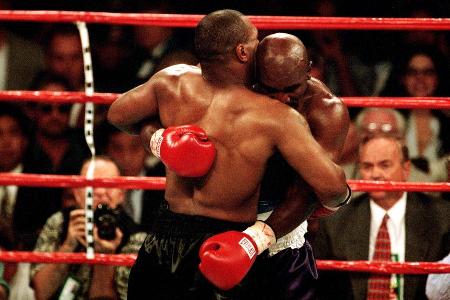 Skandal! - Mike Tyson beißt Evander Holyfield mitten in einem Boxkampf das Ohr ab. Eine geschichtsträchtige Szene.