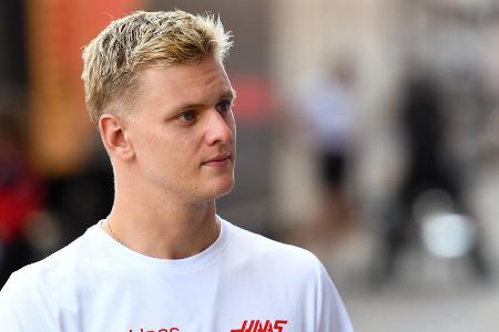 Wildes Gerücht um Mick Schumacher - Nach seinem Aufschwung in den letzten Rennen wird nicht mehr diskutiert, ob Mick Schumacher bei Haas bleiben kann, sondern ob er überhaupt will. Es heißt, dass einige Teams den Deutschen auf dem Zettel haben, unter anderem Aston Martin. Hans-Joachim Stuck prophezeite derweil schon einen Wechsel zu einem 'Top-Team'. Und auch die Paddock-Gerüchteküche bringt ihn mehr und mehr mit einem Wechsel in Verbindung.