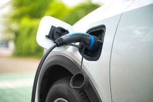 Warum das E-Auto-Ladekabel auf dem Gehweg Ihnen Probleme bereiten kann