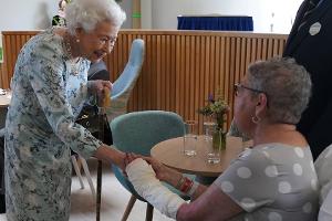 Queen Elizabeth II. eröffnet überraschend neue Hospiz-Einrichtung