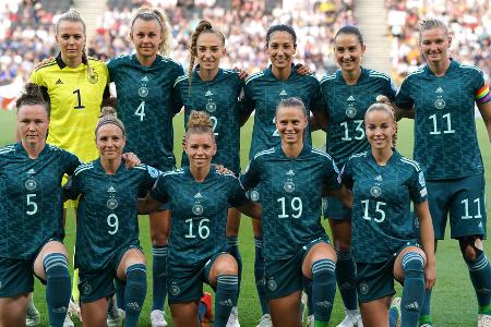 Deutschland schlägt Finnland: Noten und Einzelkritik - Mit dem sicheren Viertelfinaleinzug im Gepäck ging es für Deutschland im letzten Gruppenspiel gegen Finnland. Eine hochüberlegene DFB-Elf tat sich lange schwer, schoss aber letztlich einen souveränen 3:0-Sieg heraus und zog ohne Gegentor weiter. Alle deutschen Spielerinnen in der Einzelkritik: Deutschland schlägt Finnland: Noten und Einzelkritik - Mit dem sicheren Viertelfinaleinzug im Gepäck ging es für Deutschland im letzten Gruppenspiel gegen Finnland. Eine hochüberlegene DFB-Elf tat sich lange schwer, schoss aber letztlich einen souveränen 3:0-Sieg heraus und zog ohne Gegentor weiter. Alle deutschen Spielerinnen in der Einzelkritik: