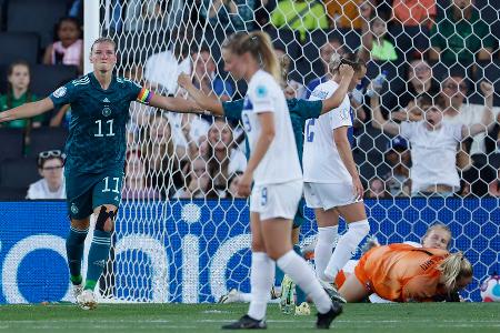 Alexandra Popp - Note: 1,5 - Vergab im ersten Durchgang zunächst zwei gute Möglichkeiten, behauptete dafür immer wieder stark den Ball und setzte ihre Kolleginnen gut ein. Vollstreckte kurz nach dem Wechsel eiskalt per Kopf zum 2:0. Glänzte mit vollem Einsatz und hätte kurz vor Schluss fast das vierte Tor vorbereitet.