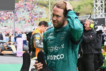McLaren hat Vettel auf dem Zettel - Sollte Sebastian Vettel seine Karriere in der Formel 1 fortsetzen, gibt es für den Heppenheimer wohl mehr als nur eine Option. Ein Verbleib bei Aston Martin wäre möglich, die 'BBC' berichtet allerdings, dass der viermalige Weltmeister ebenfalls bei McLaren als möglicher Ricciardo-Nachfolger im Gespräch ist.