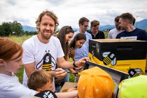 Vettel präsentiert "Bienenstock der Zukunft"