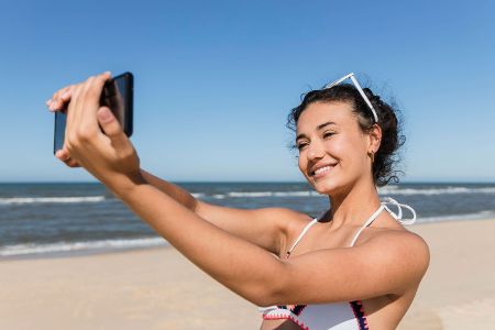 Hitze, Sand und Wasser: Smartphone-Schutz in der Sommerzeit