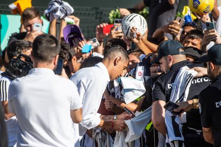 Platz 9: Juventus Turin - Turin feiert die Ankunft von Ángel Di María und Paul Pogba - beide kommen ablösefrei zu Juventus und sollen die Mannschaft wieder auf Kurs bringen. Dass die Alte Dame nicht höher gerankt ist, liegt vor allem daran, dass Matthijs de Ligt in der Abwehr eine große Lücke hinterlässt. Auch Europameister Giorgio Chiellini hat Juve verlassen - nach 17 Jahren!