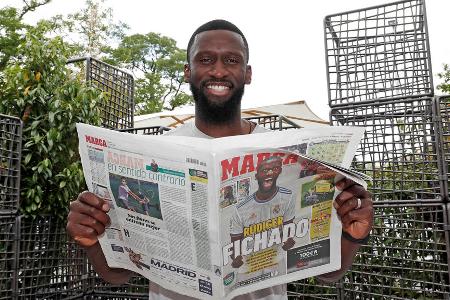 Platz 3: Real Madrid - Spielerisch war Real Madrid in der vergangenen Champions-League-Saison nicht immer das beste Team, doch die Ancelotti-Truppe bewies Moral und Willen. Daher passt der Transfer von Antonio Rüdiger perfekt ins Schema. Für schlappe 80 Mio. Euro kam in Aurélien Tchouameni zudem ein absolutes Toptalent fürs defensive Mittelfeld. Aber: Der Zahn der Zeit nagt an den Stars der Königlichen.