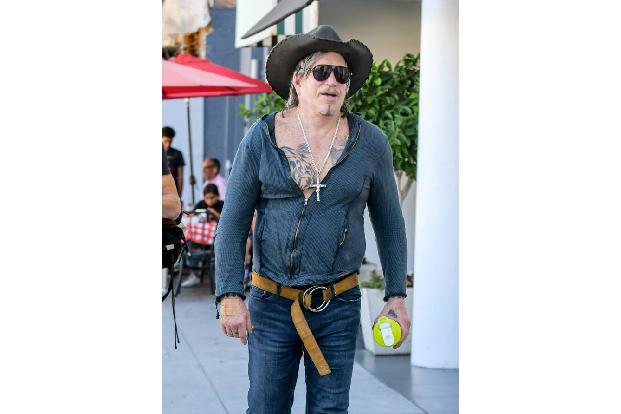 Mickey Rourke wird wohl nicht auf der Liste derer stehen, denen Tom Cruise jedes Jahr zu Weihnachten einen leckeren Kuchen schickt. In einem Interview mit Piers Morgan…