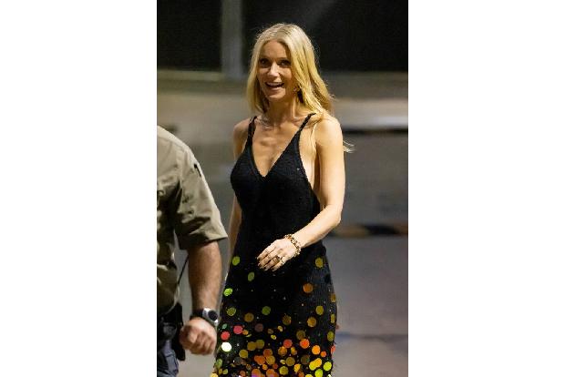 Gwyneth zögerte nicht, es ihrer Konkurrentin heimzuzahlen und bot auf ihrer Website Goop einen “Knast-Kuchen” an. Martha hatte wegen Ungereimtheiten beim Verkauf von Aktien fünf Monate im Gefängnis gesessen.