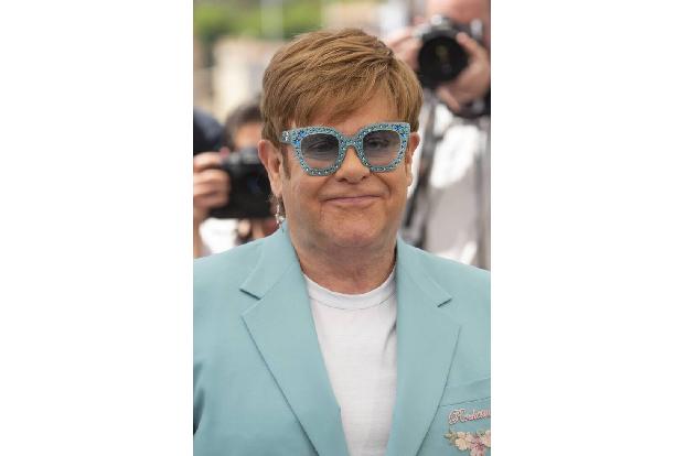 Gleich mehrfach geriet Madonna ins Visier von Elton John, der seine Kollegin dafür kritisierte, dass sie nicht immer live sang. “Wer das macht, wenn das Publikum (so viel Geld zahlt), um sie live zu sehen, gehört erschossen.”