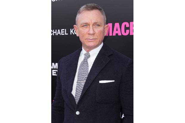 Daniel Craig ist kein Fan der Kardashians. “Die waren sowieso schon reich, und guckt sie euch jetzt an. ‘Wie, du meinst, wir müssen uns nur wie absolute Idioten im TV benehmen und ihr zahlt uns Millionen?’” schimpfte James Bond.
