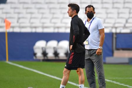 FC Bayern lässt Lewandowski lange warten - Schon in den vergangenen Jahren gab es immer wieder Wechsel-Gerüchte um Lewandowski. Ab der Hinrunde 2021/2022 wurde es dann unruhiger um den Weltfußballer. Die sportliche Führung des FC Bayern sah sich bis dahin noch nicht gedrängt, mit der Lewandowski-Seite über eine erneute vorzeitige Vertragsverlängerung zu sprechen. Der Ärger darüber wurde beim Spieler selbst von Woche zu Woche größer.