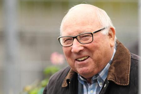 Die Karriere von 'Uns Uwe' Seeler - Der deutsche Fußball trauert um Uwe Seeler. Der Ehrenspielführer des DFB ist im Alter von 85 Jahren verstorben. Wir blicken auf die Karriere der HSV-Ikone zurück: Die Karriere von 'Uns Uwe' Seeler - Der deutsche Fußball trauert um Uwe Seeler. Der Ehrenspielführer des DFB ist im Alter von 85 Jahren verstorben. Wir blicken auf die Karriere der HSV-Ikone zurück: