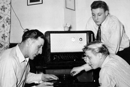 Familientreffen - 1954 geraten der 17-jährige Uwe (re.) und sein Bruder Dieter Seeler (Mitte) in den Fokus der Öffentlichkeit. Beide gelten als hochtalentiert und verdienen bereits Geld mit dem Fußballspielen.