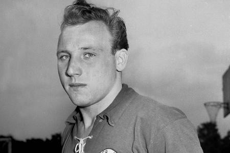 Sprung zu den Profis - Zwei Jahre später ist Uwe Seeler fester Bestandteil der Profimannschaft des HSV. Zudem bestreitet der Stürmer bereits Einsätze für die deutsche Nationalmannschaft.