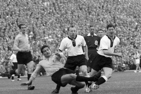 WM-Debüt - 1958 spielt der damals 21-jährige Uwe Seeler (Mitte) sein erstes Turnier für die deutsche Nationalmannschaft. Mit zwei Toren in fünf Spielen hat er seinen Anteil am Halbfinaleinzug der DFB-Elf.