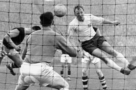 Treffsicher - Im Trikot des Hamburger SV ist Uwe Seeler Anfang der 60er längst eine feste Größe. Wie hier im Europapokalspiel gegen den FC Burnley trifft der Stürmer nach Belieben.