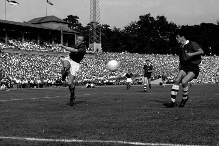 Deutscher Meister - Sieben Spiele, 13 (!) Tore: Die Endrunde der Deutschen Meisterschaft 1960 wird für Seeler zu seiner persönlichen Spielwiese. Fünf Doppelpacks und ein Hattrick gelingen dem Stürmer auf dem Weg zum Titel.