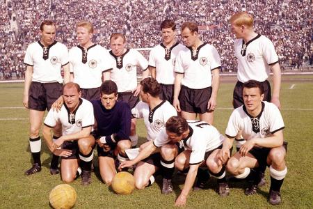 Ernüchterung in Chile - 1962 tritt Seeler (obere Reihe, 3. v. li.) bei der WM zu seinem zweiten großen Turnier an. Das Ergebnis: ernüchternd. Trotz zwei Toren des Hamburgers scheidet Deutschland in Chile schon im Viertelfinale gegen Jugoslawien (0:1) aus.