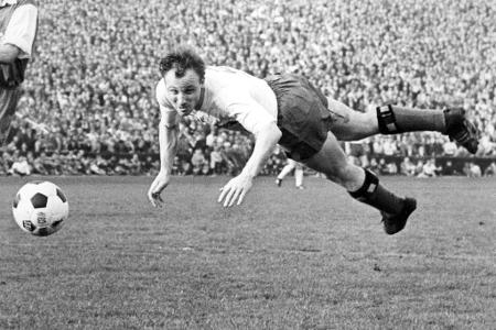 Eingebaute Torgarantie - In der Bundesligasaison 1963/64 degradiert Seeler die gegnerischen Abwehrreihen zu Statisten. Der mittlerweile 27-Jährige trifft in 30 Spielen 30 Mal und wird der erste Torschützenkönig der neu gegründeten Liga.