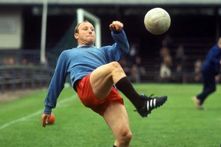 Erfolg mit HSV bleibt noch aus - Im Trikot seines Heimatvereins trifft Uwe Seeler auch gegen Ende der 60er regelmäßig. Der ganz große sportliche Erfolg bleibt den Rothosen in dieser Zeit aber verwehrt.