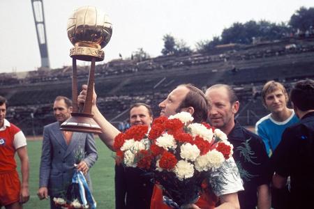 Der Beste des Jahres - Dass Seeler auch im Spätherbst seiner Karriere noch zu den besten deutschen Spielern zählt, zeigt sich in der Bundesligasaison 1969/70, nach der die HSV-Ikone zum 'Spieler des Jahres' gewählt wird.