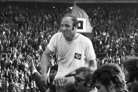 Abschied, Teil 2 - Im Mai 1972 endet eine der größten Karrieren, die es im deutschen Fußball jemals gegeben hat. Nach über 500 Pflichtspielen für den HSV macht Seeler endgültig Schluss.