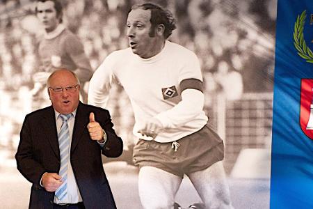 Zurück zu den Wurzeln - Zwischen 1995 und 1998 kehrt die Hamburger Klub-Legende zu seinen Wurzeln zurück und übernimmt das Präsidentenamt beim HSV.