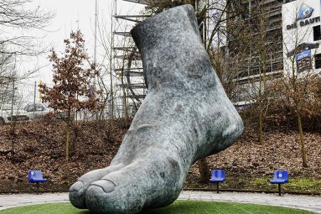 In Stein gemeißelt - Für seine Verdienste rund um den Bundesliga-Dino bekommt Seeler das, was er verdient: Eine Statue in Form seines Fußes, die direkt vor dem Hamburger Stadion steht und die Fans an den besten Kicker in der Vereinsgeschichte erinnern soll.