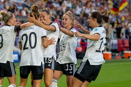 Deutschland vs. Österreich: Noten und Einzelkritik - Nach der furiosen Vorrunde stand für die deutsche Frauen-Fußballnationalmannschaft am Donnerstag das EM-Viertelfinale an. Gegen Österreich tat sich die Elf von Bundestrainerin Martina Voss-Tecklenburg deutlich schwerer. Durch einen 2:0-Erfolg zog das deutsche Team letztlich dennoch verdient ins Halbfinale ein. Alle DFB-Stars in der Einzelkritik: Deutschland vs. Österreich: Noten und Einzelkritik - Nach der furiosen Vorrunde stand für die deutsche Frauen-Fußballnationalmannschaft am Donnerstag das EM-Viertelfinale an. Gegen Österreich tat sich die Elf von Bundestrainerin Martina Voss-Tecklenburg deutlich schwerer. Durch einen 2:0-Erfolg zog das deutsche Team letztlich dennoch verdient ins Halbfinale ein. Alle DFB-Stars in der Einzelkritik: