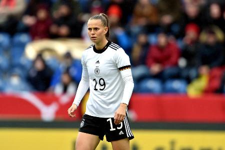 Klara Bühl (FC Bayern) (bis 83.) - Note: 1,5 - Startete auf der linken Außenbahn mit viel Selbsvertrauen und ging immer wieder in Eins-gegen-eins-Duelle. Bewies trotzdem stets den Blick für die besser positionierte Mitspielerin. Legte schon die Top-Chance durch Popp stark auf (10.), erzwang wenig später auch den Führungstreffer mit ihrem couragierten Sturmlauf (26.). Erbarbeitete sich auch selbst noch zwei Top-Chancen (78., 82.), einmal vergab sie freistehend. Dennoch beste DFB-Spielerin!