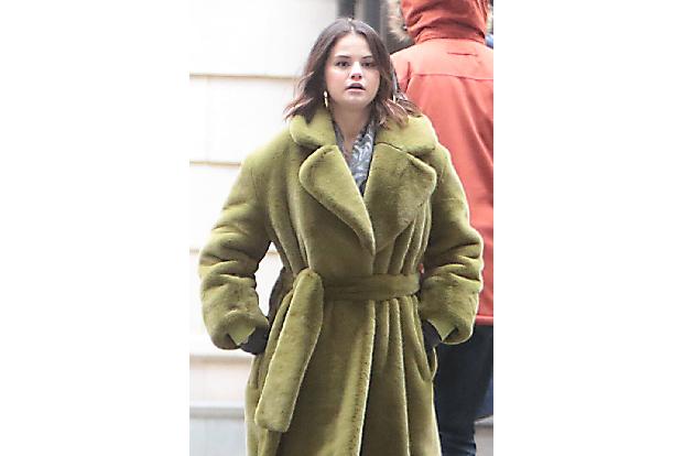 Wie es sich für Stars gehört, hat auch Selena einige Macken — so isst sie zum Beispiel ganze Zitronen. Um ihre Stimme zu pflegen, gönnt sie sich gern mal ein Glas Olivenöl.