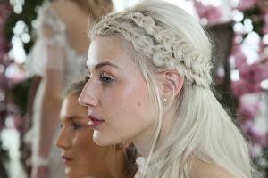 Von cool bis romantisch: Einfache Frisuren für Hochzeitsgäste